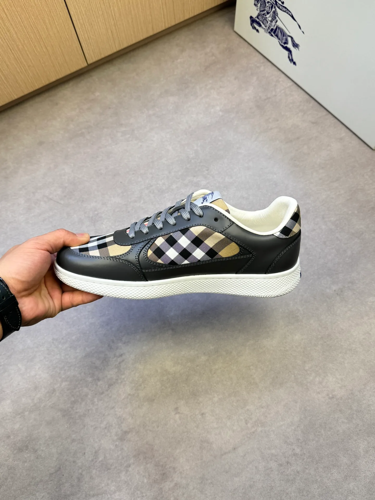 P400 [BURBERRY] Burberry casual sports sneakers - Upper: imported 🔝 open edge beaded calfskin, brand totem cloth, tongue brand cloth label - Inner: water-dyed cowhide - Outsole: ultra-light TPR rubber; two-color molded outsole - Super high quality control·Fine workmanship: highlighted (high-end, extravagance, grade) -Size: 38-44 (Male 45, can be customized)·BBR0372